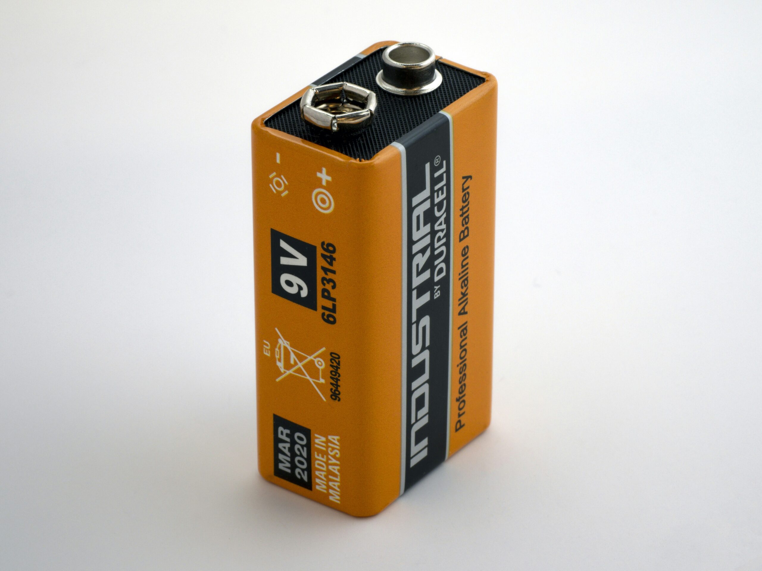 A beginners guide to leisure battery charging and wiring.